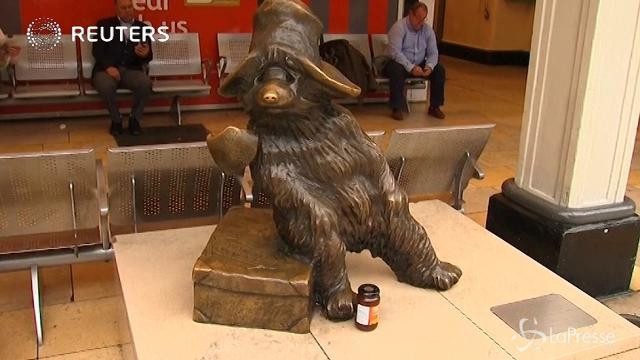 Londra, in stazione fiori e marmellata per l’orso Paddington