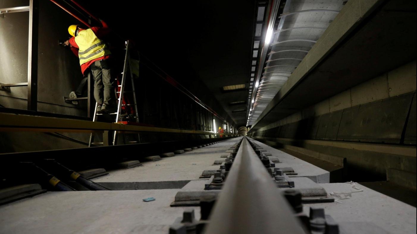 Milano, 22enne cade sui binari e muore travolto dalla metro