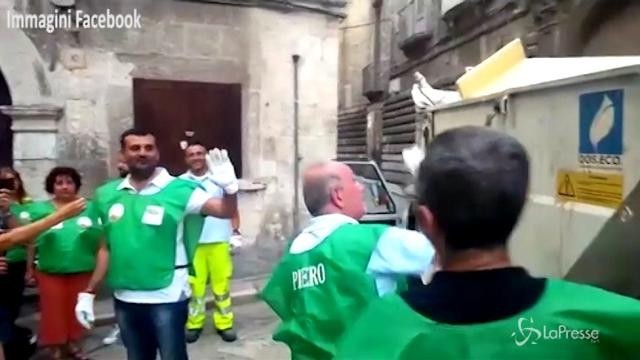 Bari, il sindaco fa lo spazzino