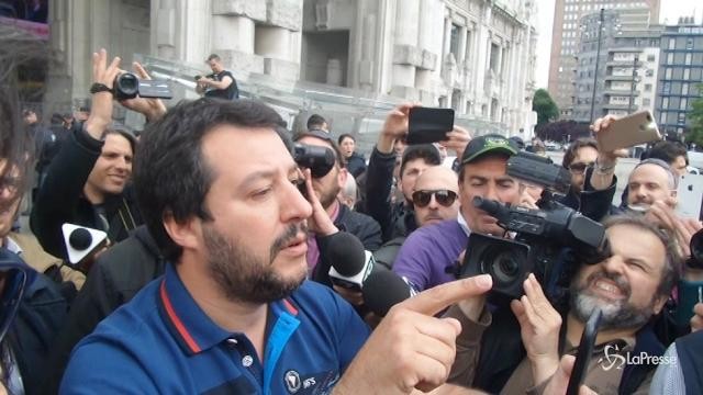 Stazione Centrale Milano, Salvini contestato in diretta Facebook