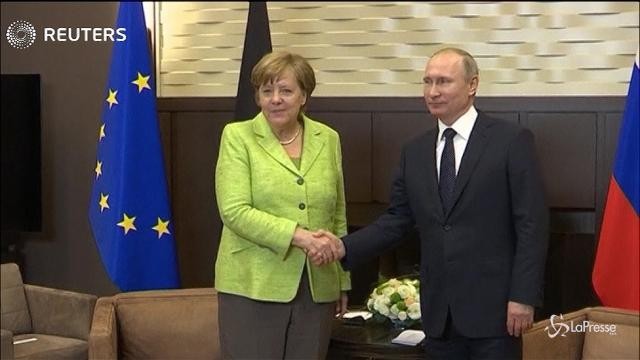 VIDEO Putin a Merkel: Altri Paesi non si immischino nella nostra vita politica