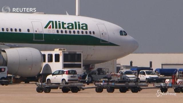 Alitalia, Calenda: “Cedere l’intera compagnia”