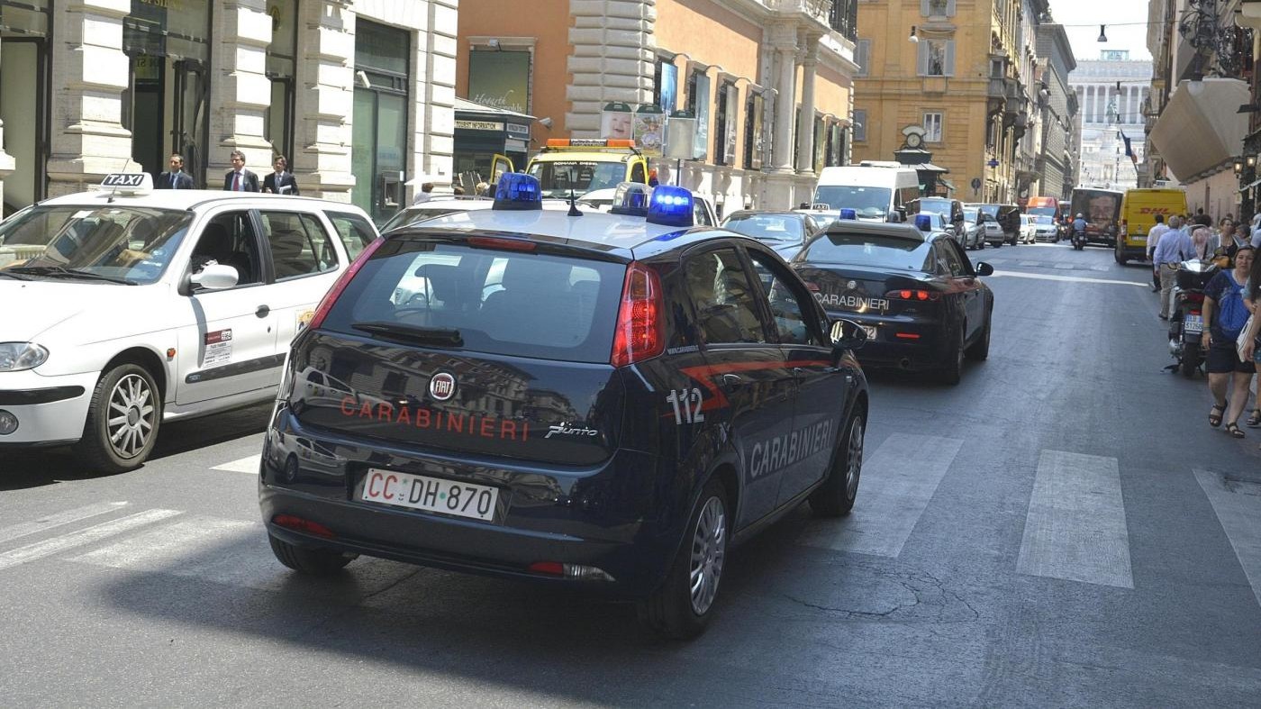 Milano, scassina auto con gruccia appendiabiti: arrestato