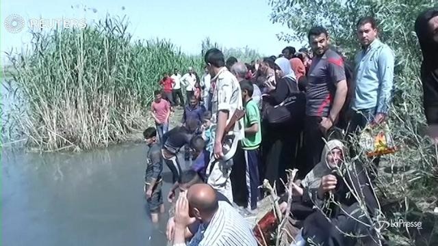 Iraq: ponti distrutti dall’alluvione, a Mosul ovest si fugge in barca