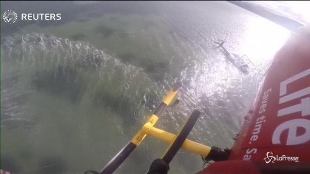 Come un elicottero ne salva un altro finito in mare