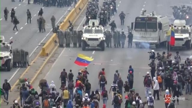 Caracas: idranti, lacrimogeni e proiettili di gomma contro i manifestanti