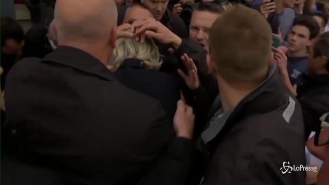 VIDEO Fischi e uova per Marine Le Pen in Bretagna