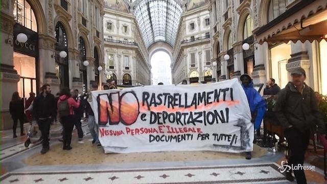 Migranti, il presidio a Palazzo Marino contro il blitz della polizia
