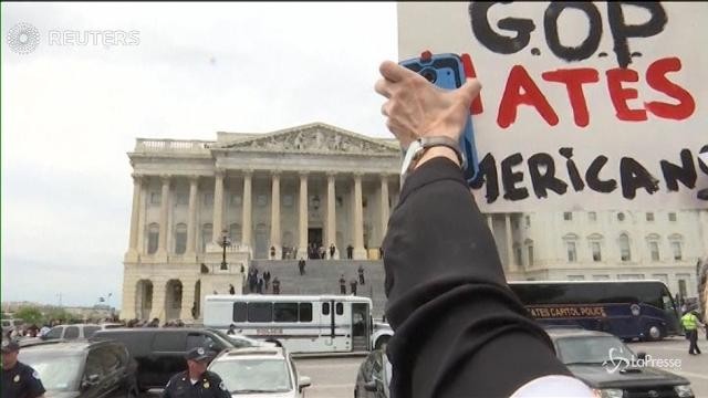 Proteste a Washington dopo sì ad abolizione Obamacare