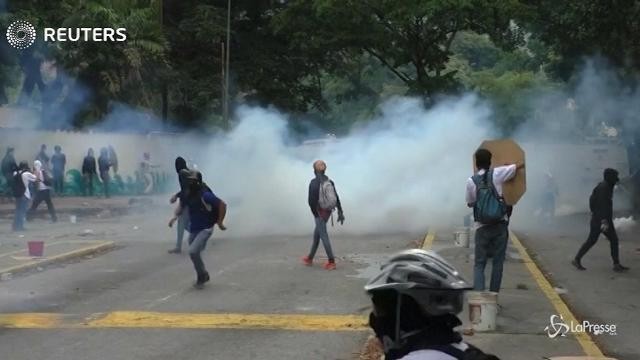 Venezuela, ancora violenze: morto leader studentesco