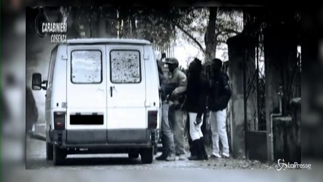 Cosenza, sfruttavano rifugiati per il lavoro nei campi: 6 arresti