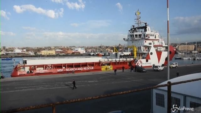 Catania, l’arrivo della nave di Msf con a bordo i corpi di sei migranti