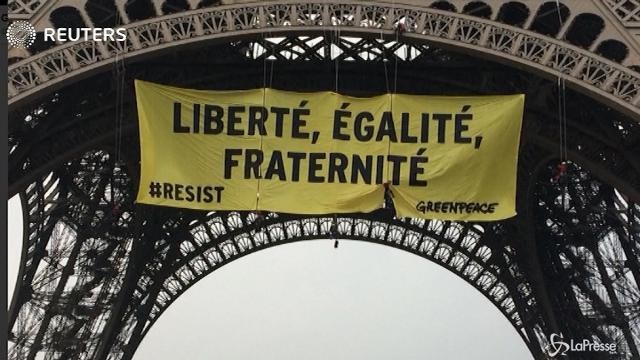 VIDEO Greenpeace scala la Torre Eiffel contro Marine Le Pen