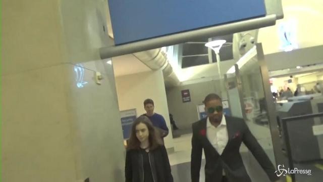 VIDEO Lily Collins torna a Los Angeles dopo il Met Gala