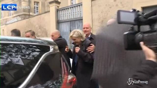 VIDEO Francia, fischi e uova per Marine Le Pen anche a Reims