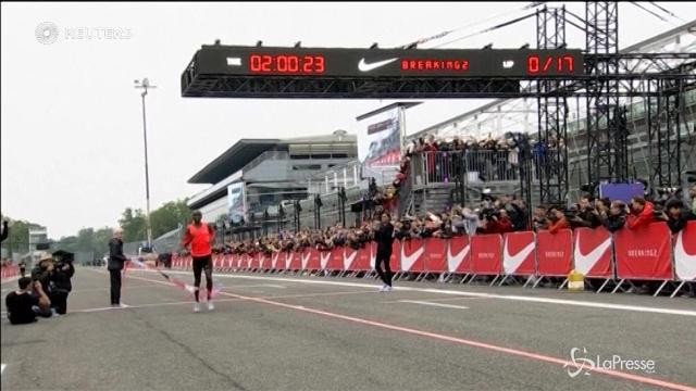 Niente record alla maratona a Monza, resiste il muro delle 2 ore