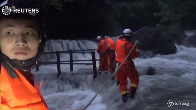 Cina: 44 turisti sorpresi dall’alluvione durante la gita alla cascata