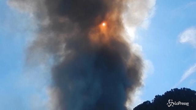 VIDEO Incendio a Pomezia, l’Arpa rassicura