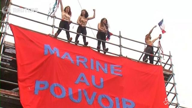 Presidenziali Francia, attiviste Femen a seno nudo contro Le Pen