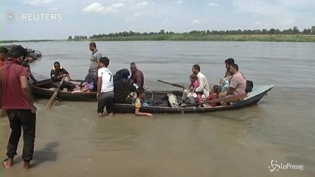 Mosul, civili a bordo di imbarcazioni per raggiungere la zona est