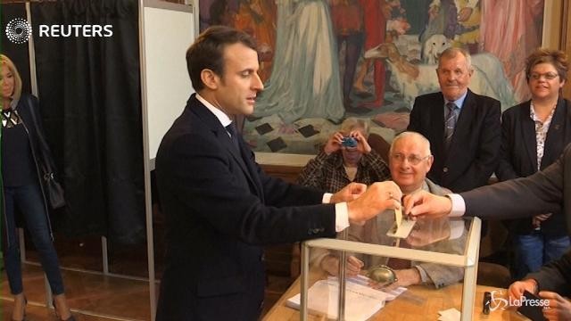 VIDEO Elezioni Francia, Macron ha votato