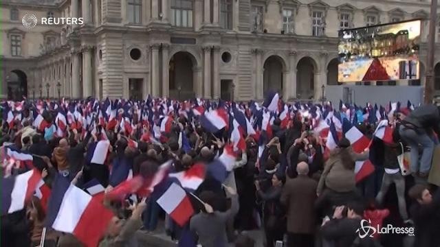 VIDEO Vince Macron, festa alla spianata del Louvre