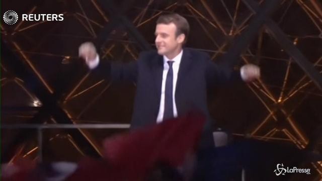 Macron, il saluto nella piazza del Louvre sulle note dell’Inno alla Gioia