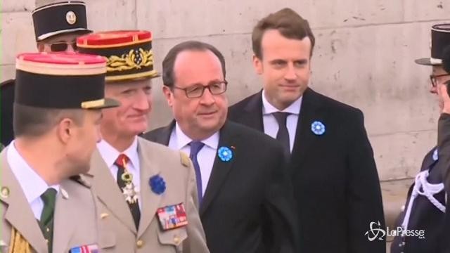 Macron e Hollande all’Arco di Trionfo per l’omaggio al Milite ignoto