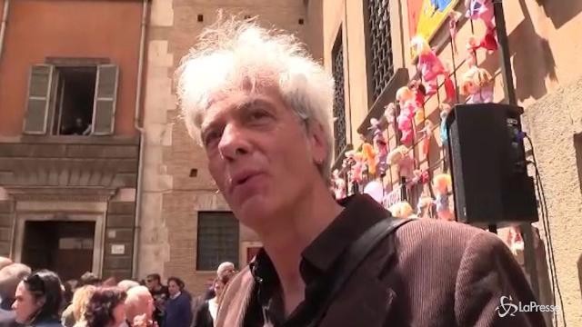 Femminicidio, al ‘Muro delle Bambole’ anche il fratello di Emanuela Orlandi
