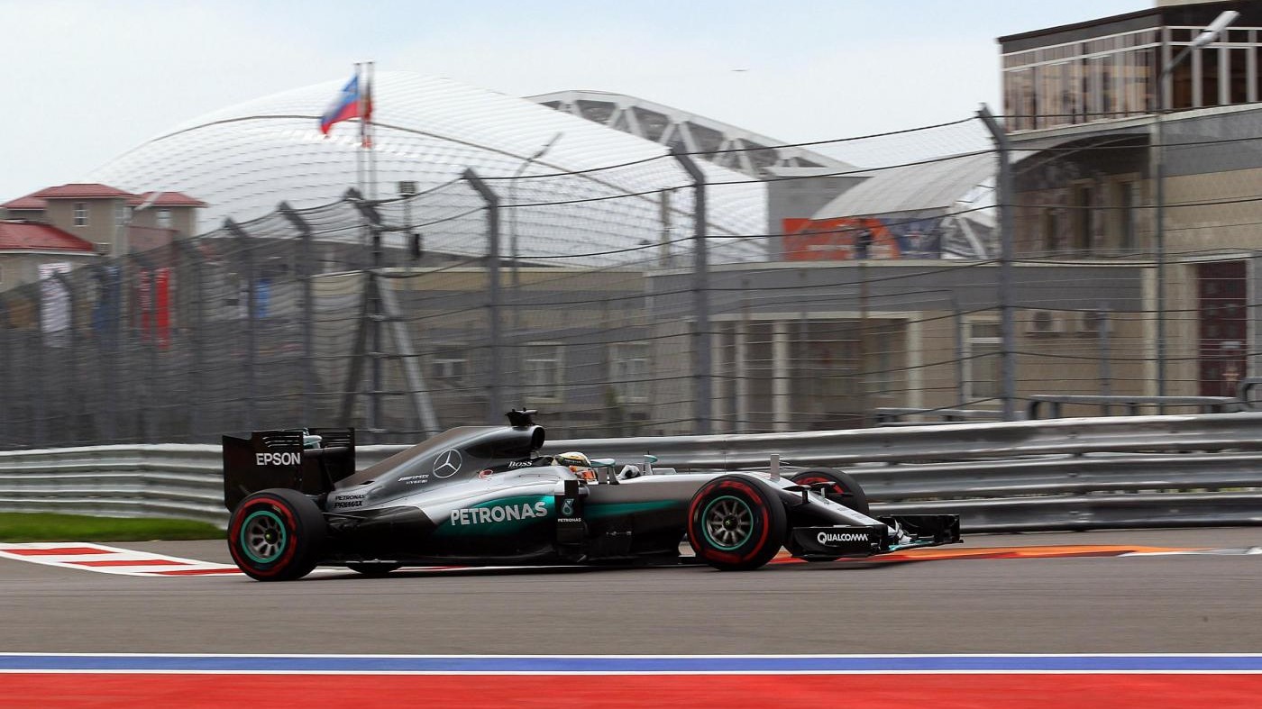 F1, Gp Russia: Hamilton davanti in ultime libere, Ferrari dietro Mercedes