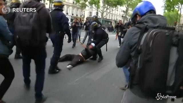 VIDEO Francia, tensione alla manifestazione contro Macron