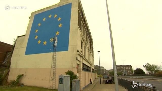 VIDEO Banksy, a Dover spunta un murale contro la Brexit