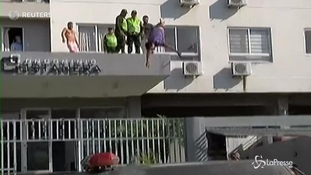Bolivia: si tuffa di testa da un edificio, ricoverato in ospedale