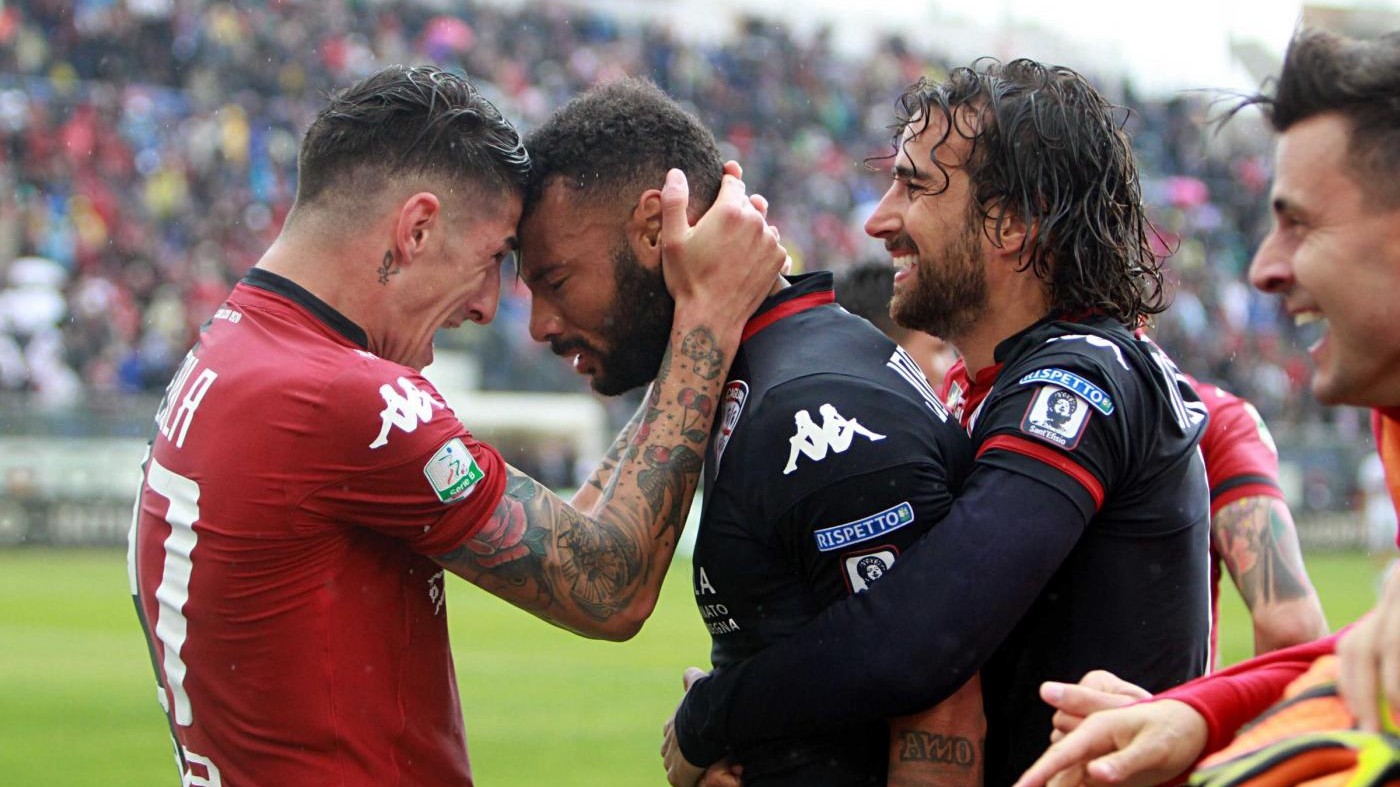 Cagliari-Livorno 2-2, promozione sardi ancora rimandata