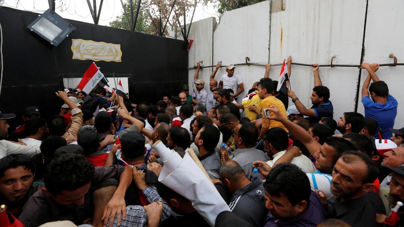 Iraq, sostenitori sciiti di al-Sadr irrompono in Parlamento