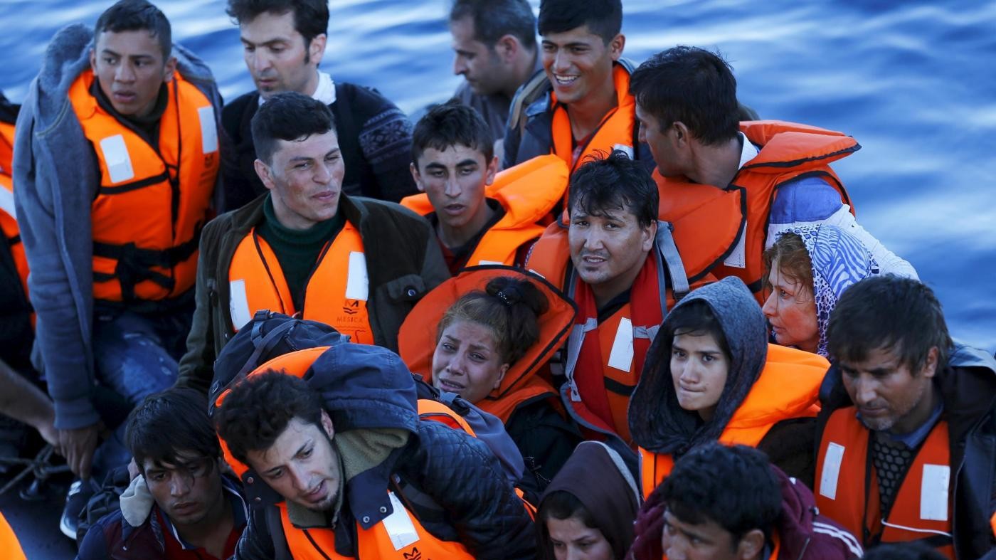 Migranti, salvate 249 persone su peschereccio al largo della Sicilia