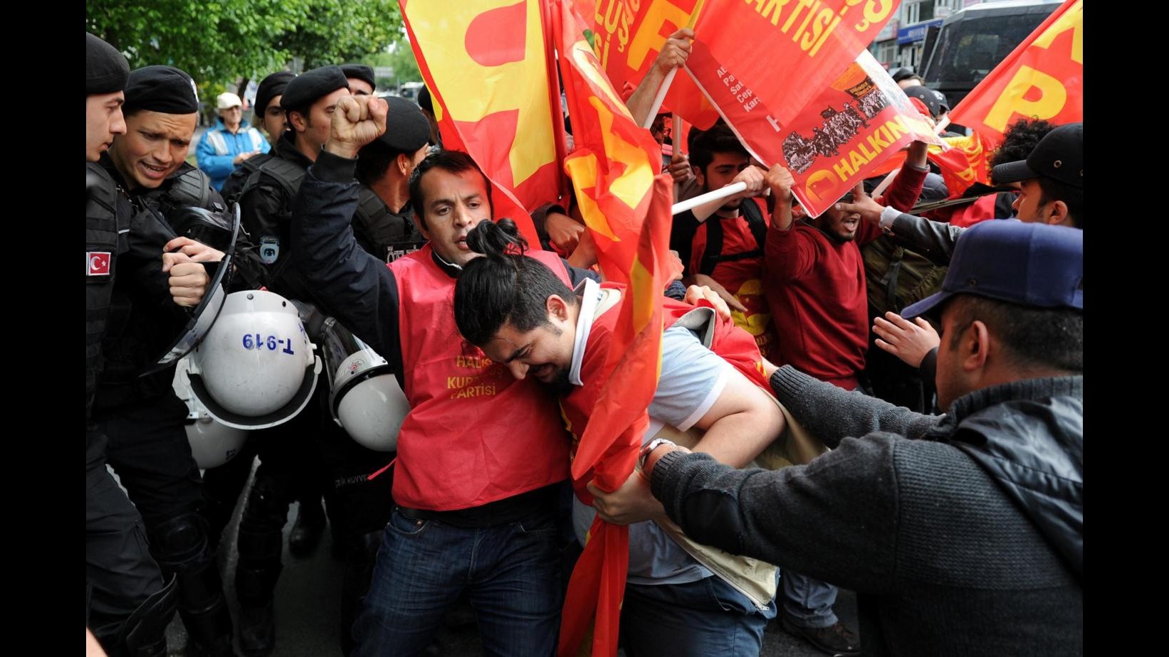 Primo maggio, a Istanbul lacrimogeni contro corteo vicino Taksim