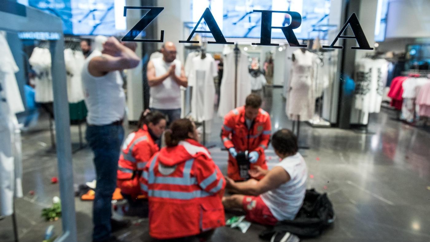 Primo Maggio, tensione a Milano allo ‘spogliarello dei diritti’