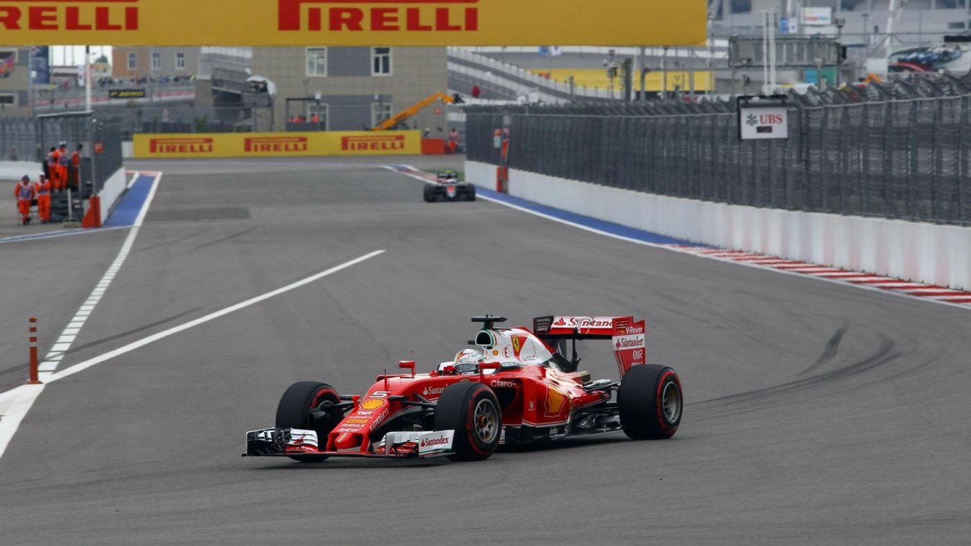 Gp Russia: Vettel fuori alla partenza, Rosberg in testa davanti a Raikkonen