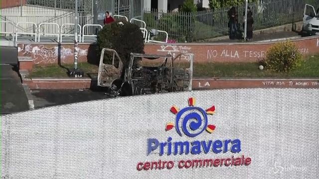 VIDEO Brucia un camper a Roma: muoiono tre sorelle rom