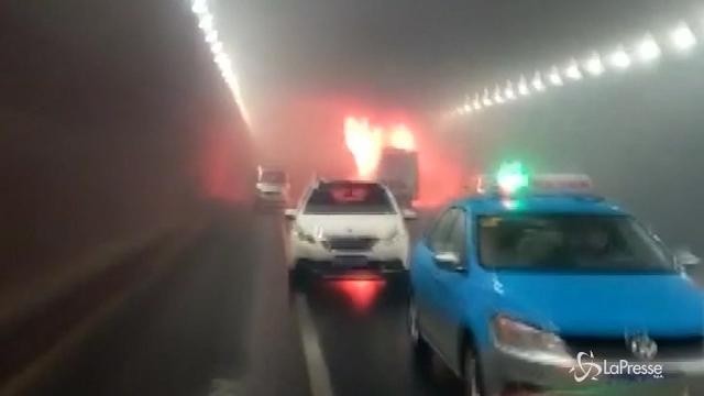 Cina, scuolabus in fiamme: 12 morti