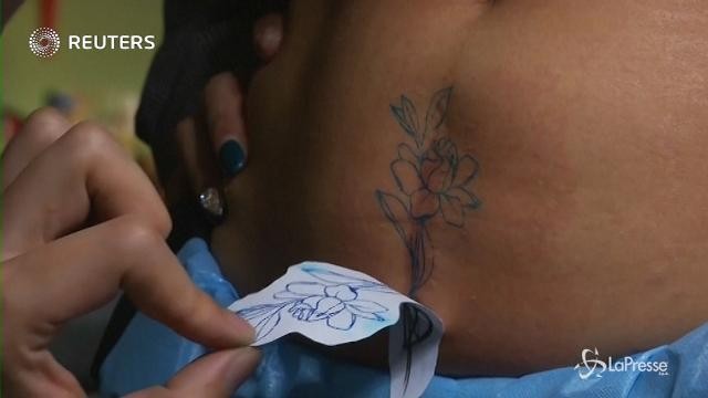 Il tatuatore che ridà fiducia alle donne: disegna sulle cicatrici del cesareo