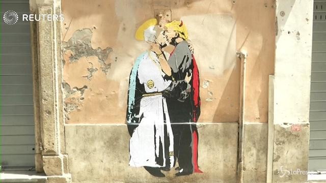 Vaticano, spunta un murales con il Papa che bacia Trump