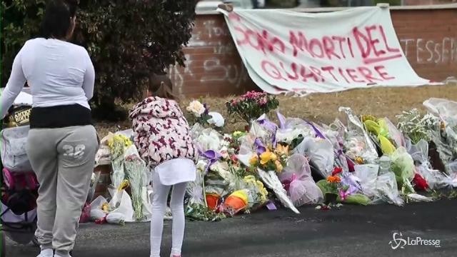 Roma, gli omaggi floreali per le tre sorelle morte nel rogo del camper