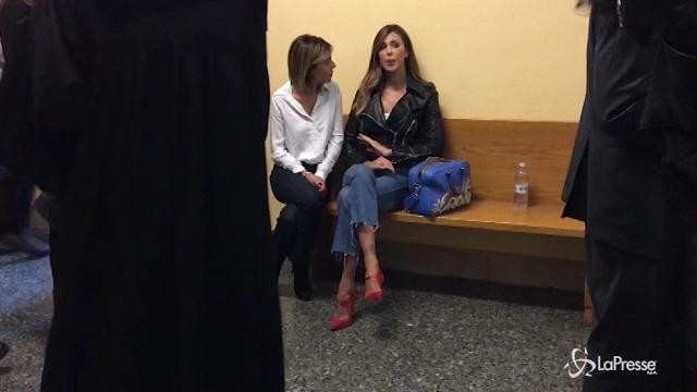 Belen testimone al processo Corona: Era fissato con i contanti
