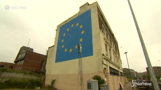 VIDEO Forse finirà in vendita il murale di Banksy su Brexit