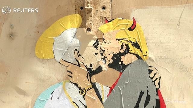 VIDEO A Roma il bacio tra il Papa-angelo e il Trump-diavolo