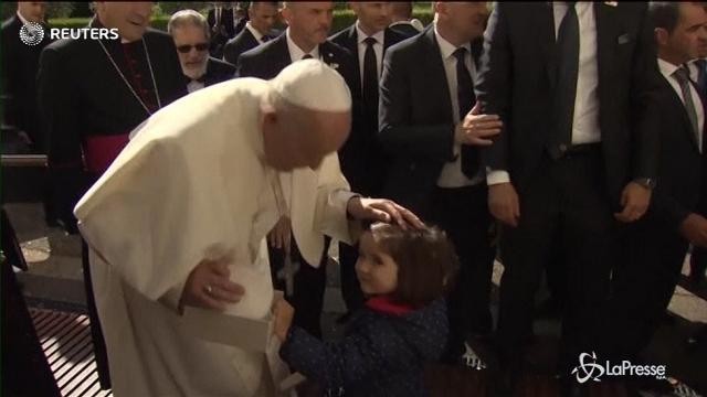 La bimba che ragala una papalina a Bergoglio