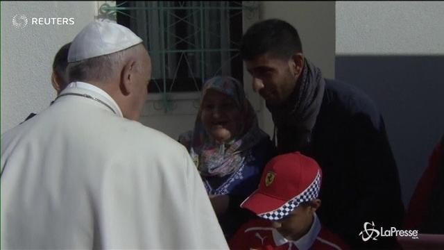 Fatima, l’incontro tra il Papa e una famiglia di rifugiati iracheni