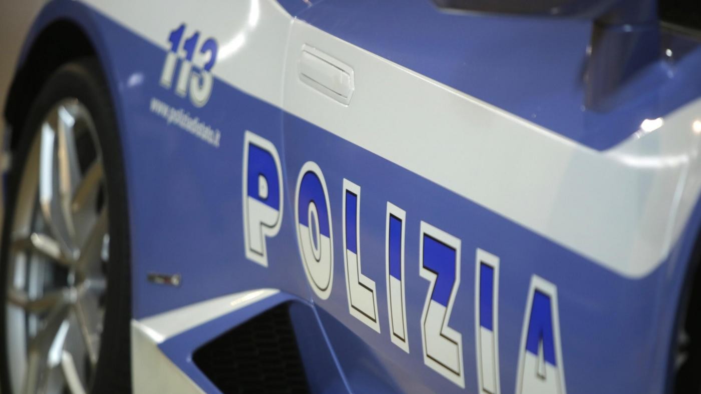 Milano, auto della polizia incastrata tra 2 tram in piazza Scala